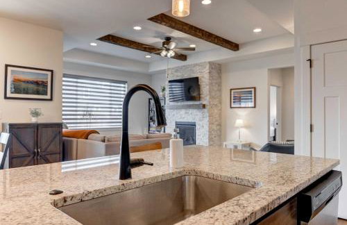 Scenic Modern Home with Private Patio & Fireplace - Foto 13