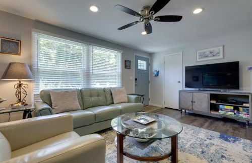 Coastal Getaway with Porch, 2 Mi to Niantic Beach! - Foto 2