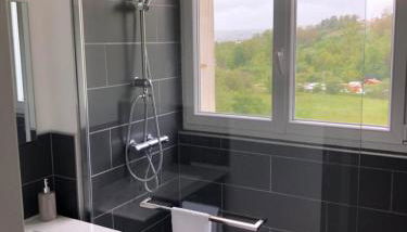 Logement à Brive proche centre-ville et campagne - climatisation, Wifi, coin exterieur et parking privés - Foto 4