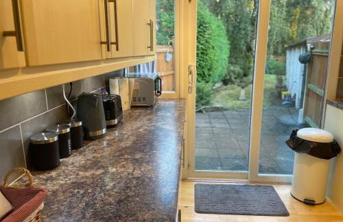 Beautiful 2 Bedroom house with big Garden & Parking fast wifi, and king size bed - Foto 30