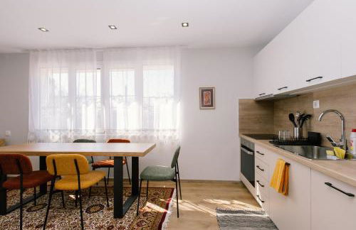 Ste's house at Macedonia Airport - Photo 1