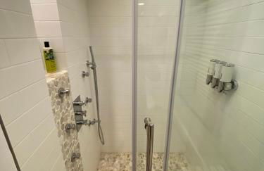 Peaceful Getaway Cottage on grounds of historic mid-century gem - Foto 17