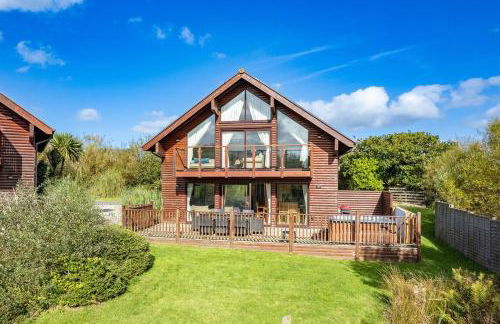 Skylark sleeps 8 private Hot Tub & Dogs welcome Nr Padstow, Resort Pool Bar & Watersports - Foto 1