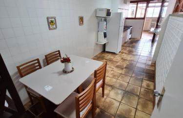 Casa Super Agradável, 250 metros da praia da Areia Preta, cinco quartos com ar, wifi, garagem, completa - Foto 19
