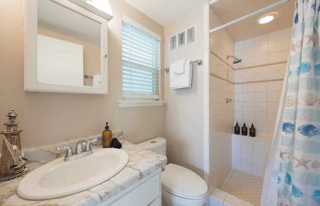 Steps to Beach w/ Patio+deck Foosball Happy Bottom Beach House by Avantstay - Foto 28