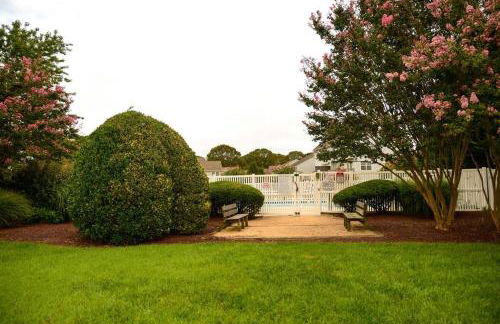 Stylish 2BR Condo Near Beach, Large Pool & Patio, Pet Friendly - Foto 51