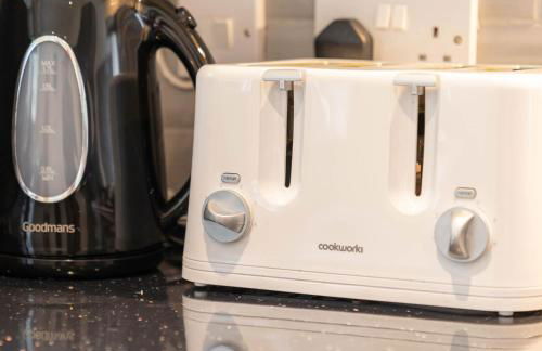 Four Bedroom House - Parking - Garden - Netflix 22C - Foto 18