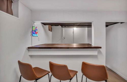 NEW! Modern Retreat Near CLE-Game Room-Renovated - Foto 39