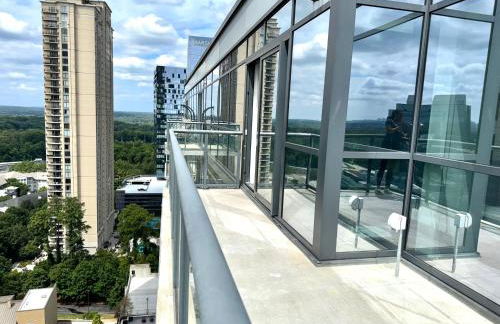 Skyline Retreat Penthouse, Top Floor, Year round Pool, City View! - Foto 13