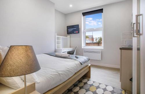 Small Studio Apartment on Linthorpe Road, Middlesbrough with Free WiFi, Free Private Parking, Smart TV & Self-Catering Kitchen - Foto 2