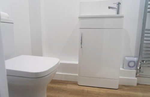 Crossways - a modern two bedroom village apartment close to cheltenham - Photo 3