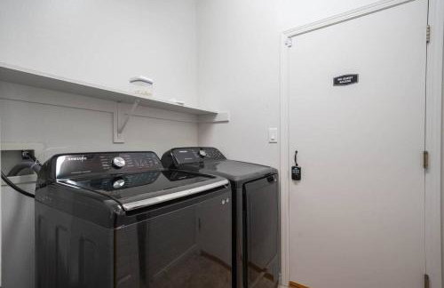 Central Bliss near parks & shops - Photo 14