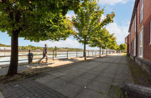 Waterfront 2 Bed Apartment - Free Parking & Wi-Fi - Foto 53