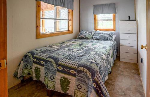 Spacious 5 Bedroom Cabin with Riverview & Black Lake Access - Foto 48