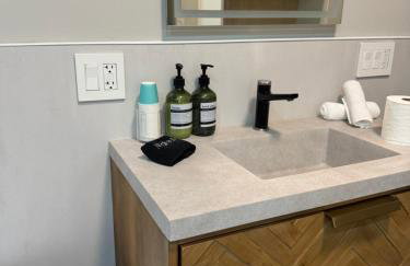 Sleek Avondale Condo Spa Bath 2 Bed King and Queen and Garage - Foto 11