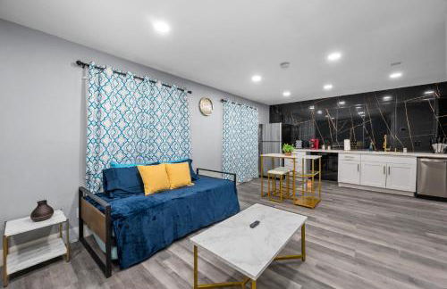 Chic Heights Retreat with Pool and Free Parking - Foto 19