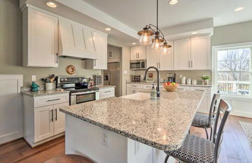 Morrisonville Manor with Fire Pit and Hot Tub! - Foto 7