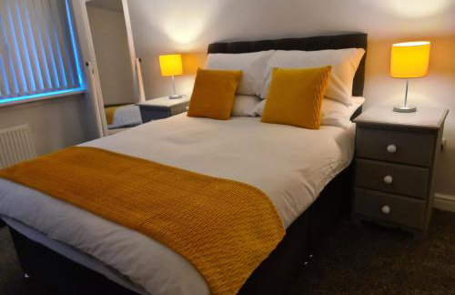 Whole House - 4 Bedrooms - Parking - Sleeps 8 - Foto 17