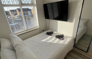 Stylish Home Away From Home! 6 Minutes from Beach! - Foto 16