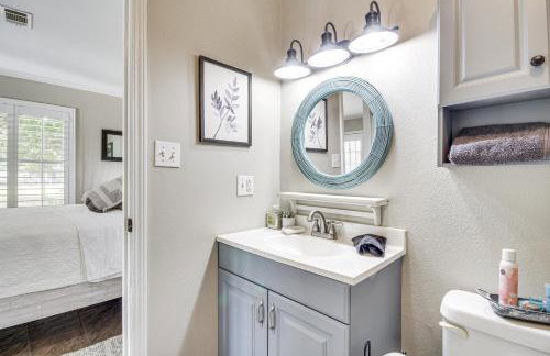 Walk to Beach Waveland Retreat with Yard! - Foto 18