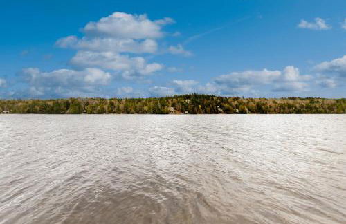 2BR Lakefront Cabin with Fireplace, Lake Views, Dock - Foto 3