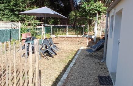 Maison avec jardinet dans un cadre verdoyant - Photo 5