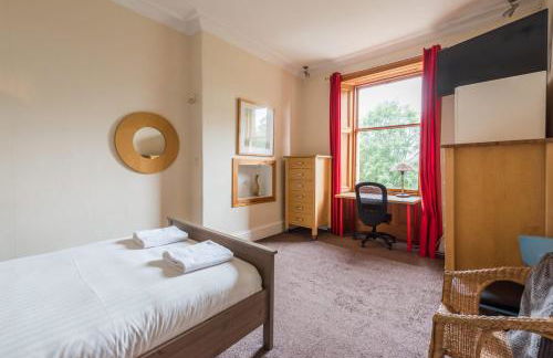 3 bed overlooking meadows park - Foto 40