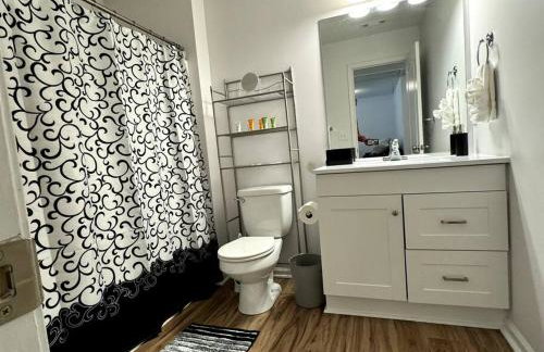 Bright Spacious Renovated Home Master on Main - Foto 50