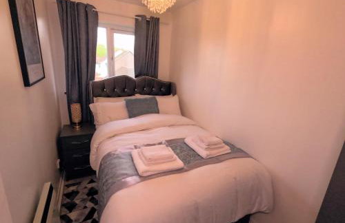 Milton Keynes Luxury Short Stay House with WIFI and Free Parking - Photo 30