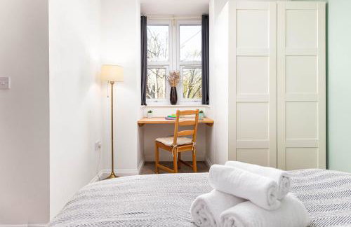 Large 5Bed Town House-Sleeps 9-By FabAccommodation - Foto 10