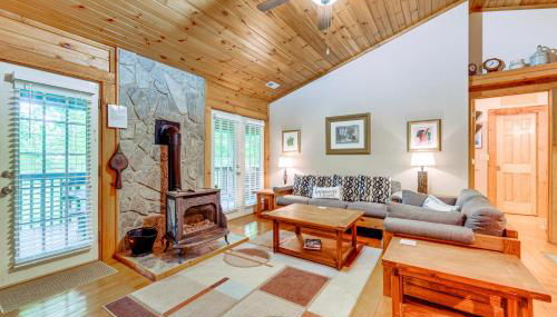 Serene Maggie Valley Retreat with Deck and Hot Tub! - Foto 3