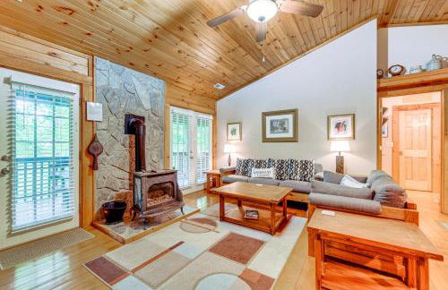 Serene Maggie Valley Retreat with Deck and Hot Tub! - Foto 3