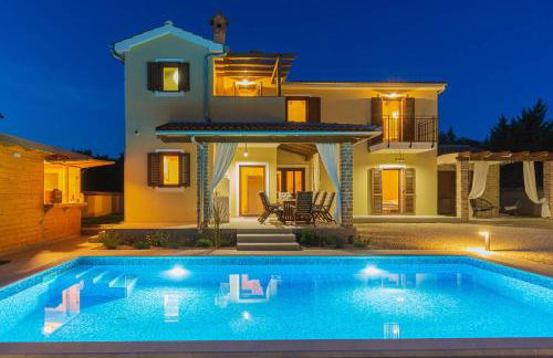 Villa David - luxurious secluded villa with a heated pool - Foto 1