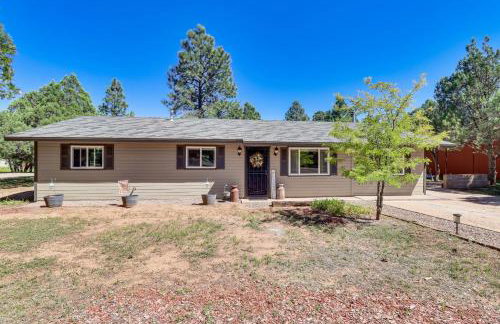 Near Woodland Lake Park Home with Fire Pit! - Foto 24