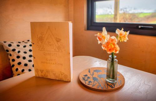 Luxury Glamping Cabin with Outdoor Bath on Cornish Meadow - Photo 23