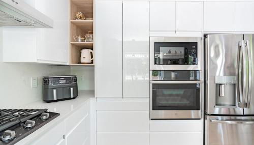 Spacious Central Kirkland Gem with Deck Near Google - Foto 4, stove, dishwasher