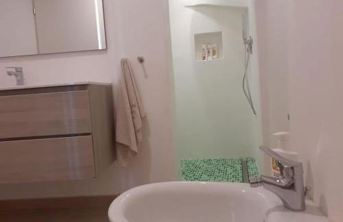 Chic Coastal Hill Escape - Photo 38