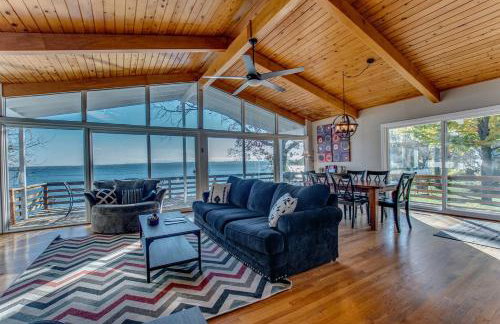 Waterfront retreat w/ wraparound deck & BBQ - Foto 17