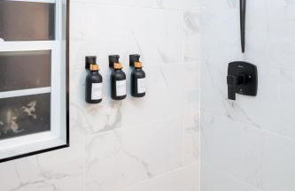 Newly Built Coastal Home with Yard - Foto 15