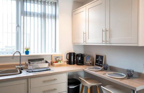 The Little Blue House by Sheppey Stays -Cosy 2BR Blue House - Near Docks with Parking - Foto 15