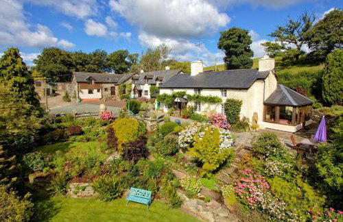 Barley Cottage - 5* Cyfie Farm with log burner and private covered hot tub - Foto 17