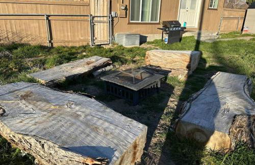 Cozy Cabin in the City of Winnemucca plus GYM - Foto 13