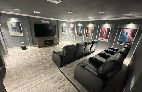 Brand NEW Modern Luxury wPrivate Pool Hot Tub BBQ Home Cinema 2 Miles to Disney - Foto 50