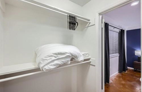 Your Walkable King Bed Getaway - Sleeps 4 - Pool Pkg - Foto 30