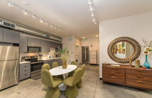 Stylish South Hill Retreat Queen Bed and Sofa Sleeper Full Kitchen Free Parking - Foto 2