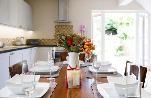 " Orchard Croft Lodge ", New Property, DOG FRIENDLY, Ideal for all Goodwood Events, 5 Minutes from Southend Barns, 9 Minutes From Sandy West Wittering Beach, 2 Bathrooms, Can Sleep 8 On Request, ' Starlink ' Wi-Fi & Sky Sports, Zip & Link Super-King beds - Foto 29