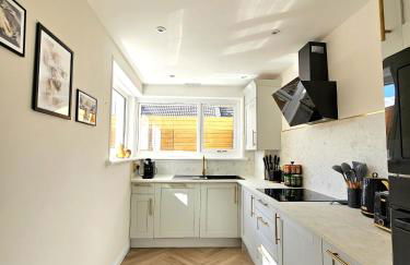 Newly Renovated Gem - Free Parking & Modern Comfort - Foto 32