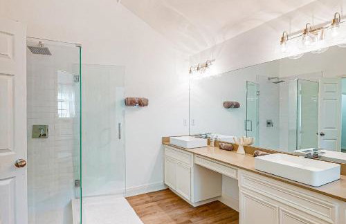 Beautiful dog-friendly home with fireplace, large yard, hammock, W/D, and AC - Foto 17