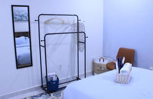 Entire studio with full kitchen and in-unit laundry - Foto 15