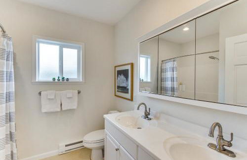 Steps to Beach! Airy Coastal Escape with Deck - Foto 14